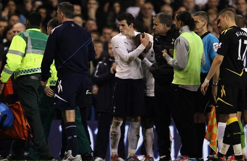 Tứ kết cup FA bị hoãn do cầu thủ đột quỵ