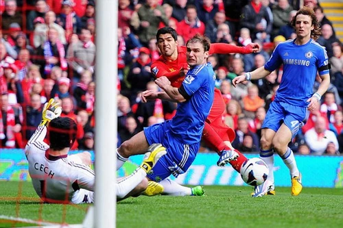 Luis Suarez giải cứu Liverpool ở phút bù giờ