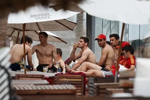 Tuyển thủ Tây Ban Nha mất trộm vì đưa gái vào phòng ngủ?