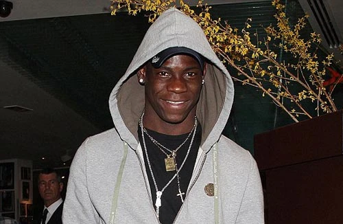 Balotelli bị đuổi cổ khỏi trung tâm mua sắm