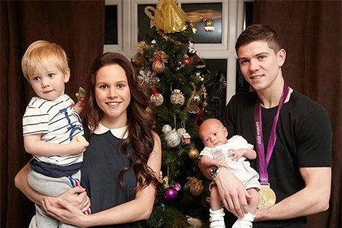 Võ sĩ trẻ đỡ đẻ cho vợ sắp cưới