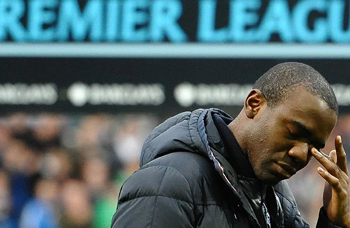 Fabrice Muamba từ giã sân cỏ ở tuổi 24