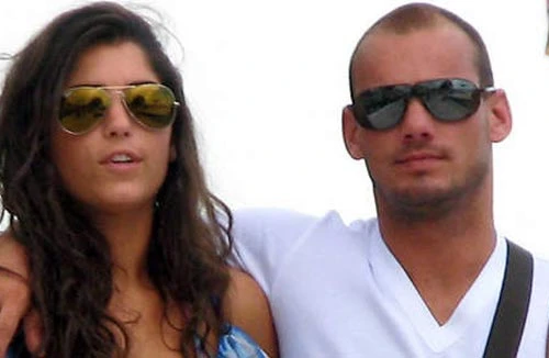 Playboy mời vợ Snejder khỏa thân