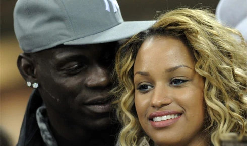Balotelli cầu hôn bạn gái bằng nhẫn... giấy