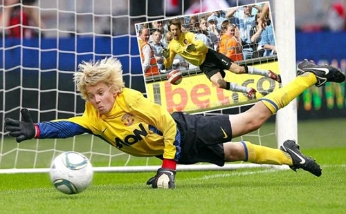 Van der Sar đem "truyền nhân" của mình trở lại Ajax