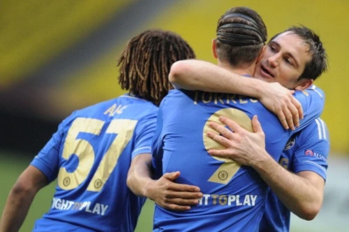 Chelsea gỡ gạc thể diện cho bóng đá Anh