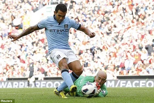 Liverpool bị chia điểm, Arsenal chưa biết ghi bàn