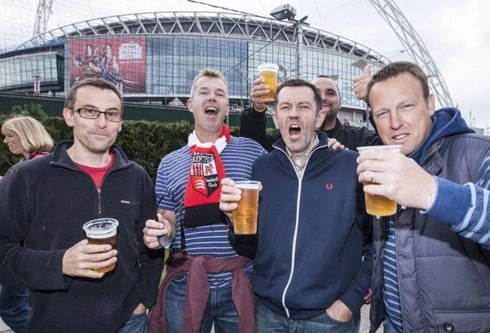 Bỏ lệnh cấm bán bia vì chung kết Bayern - Dortmund