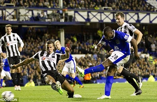 Everton bị trọng tài cướp mất chiến thắng