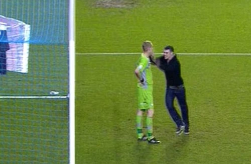 CĐV cuồng phải vào tù vì đánh thủ môn bất tỉnh