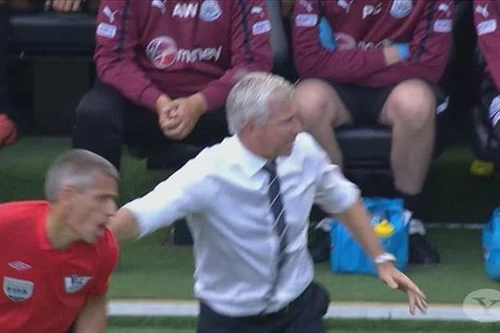 Mất toi 20.000 bảng vì tội đẩy trọng tài