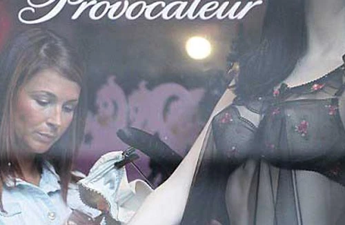 Em dâu Giggs "cơi nới" vòng 1