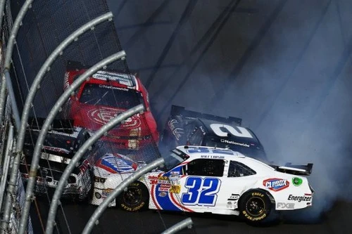 Xe đua đâm nhau, khán giả "dính đòn oan" 