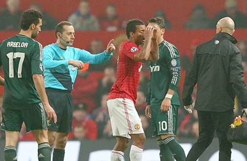  Giới chuyên môn sôi sục về chiếc thẻ đỏ của Nani