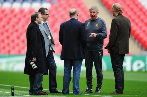 Sir Alex Ferguson nghỉ hưu vì dỗi nhà Glazer?