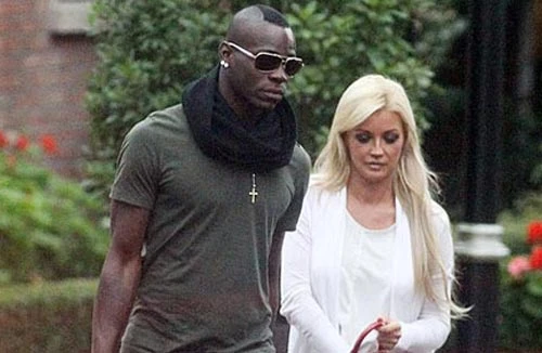 Balotelli rủ bạn tình "mây mưa" chốn công cộng 