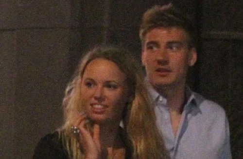 Bendtner tán tỉnh Wozniacki?
