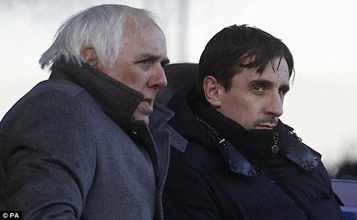 Bố Gary Neville bị bắt vì tình nghi hiếp dâm