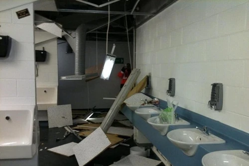 CĐV Burnley làm loạn sân Ewood Park