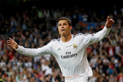 Cris Ronaldo "vượt mặt" van Nistelrooy