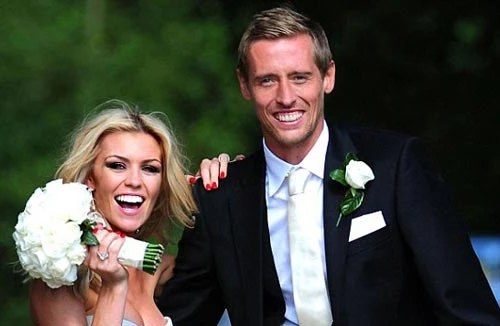 "Sếu vườn" nhờ chim ưng trao nhẫn cưới