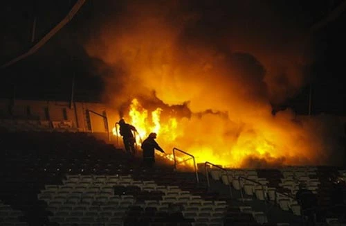 Báo động tình trạng CĐV đốt sân vận động 