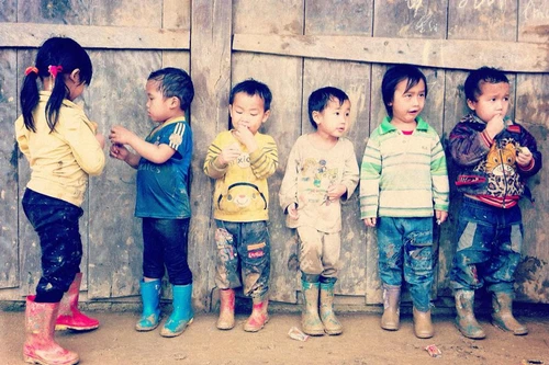 Cõng gạo lên Lũng Luông giúp trẻ em nghèo “nuôi” chữ