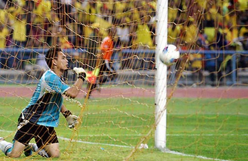 Đá phản lưới nhà, bị điều tra nghi bán độ