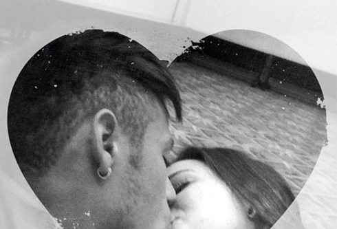Bồ Neymar đăng ảnh "nóng" lên mạng