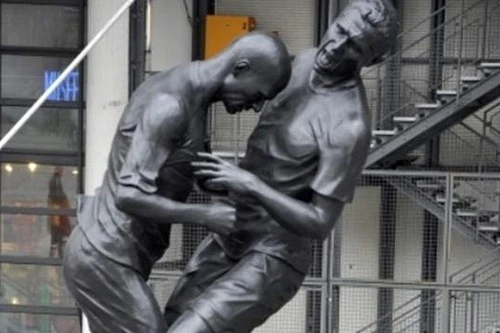 Cú "thiết đầu công" của Zidane được dựng tượng to