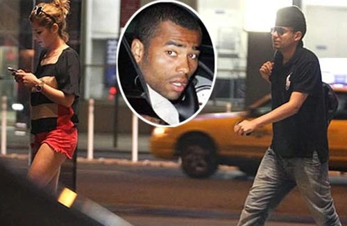 Ashley Cole đe dọa "tình địch"