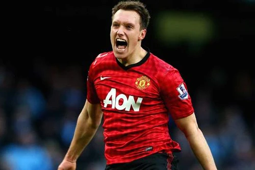 Phil Jones sẽ thay Robin van Persie đá tiền đạo?