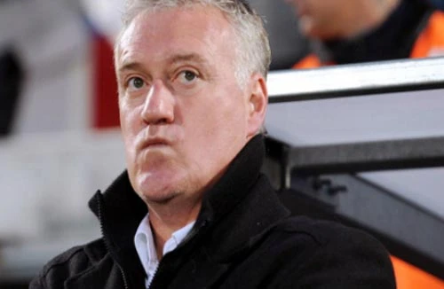 HLV Deschamps đồng ý ngồi "ghế nóng"