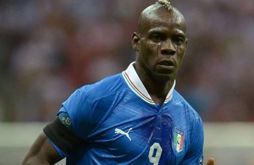 Balotelli dành bàn thắng tặng mẹ nuôi