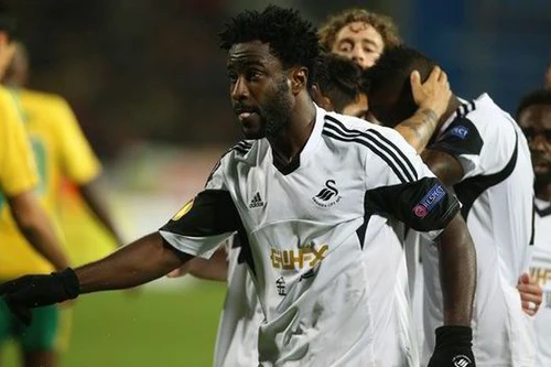Europa League: Swansea may mắn đi tiếp