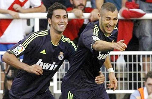 Real nhẹ nhàng giành 3 điểm để thu hẹp khoảng cách với Barca