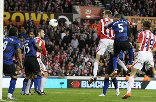 Stoke chặn đứng Quỷ đỏ 