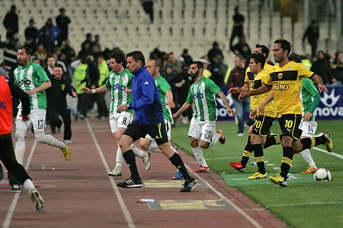 Bại trận, cầu thủ bị CĐV rượt khắp sân