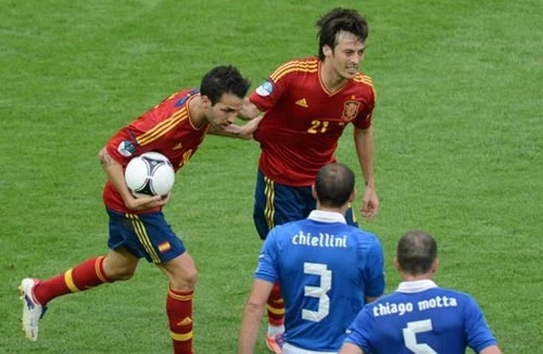 "Bò tót" bị cầm chân, Croatia thắng dễ