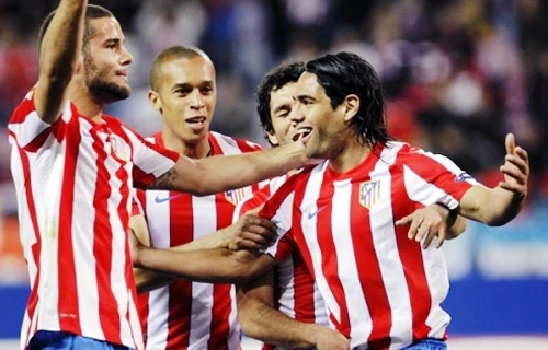 Atletico Madrid phả hơi nóng vào gáy Barcelona