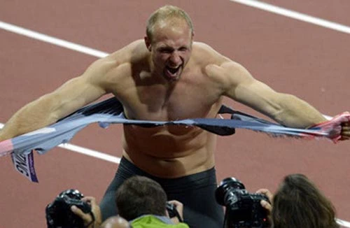 VĐV ném đĩa của Đức "phát điên" sau khi giành HCV