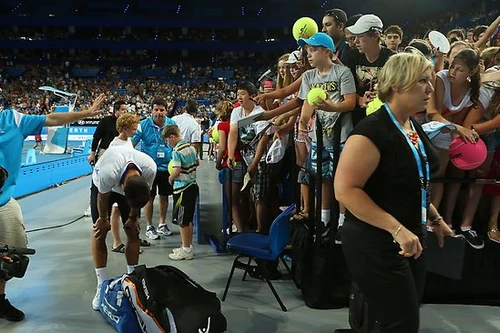 Djokovic dính chấn thương “lãng xẹt”