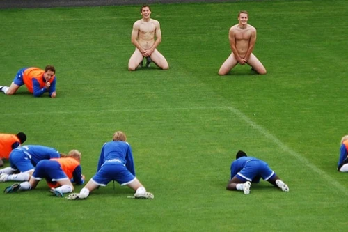 Bị phạt khỏa thân trên sân tập
