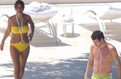 Fabregas lái "máy bay bà già"?