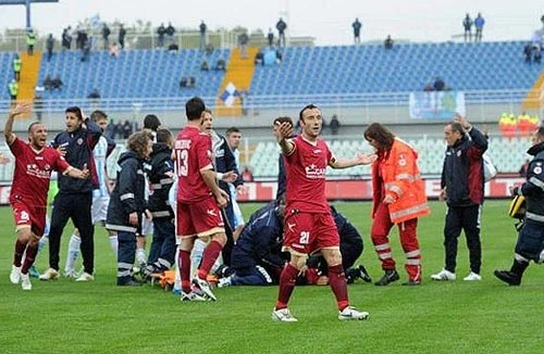 Một cầu thủ đột tử, Serie A lại bị hoãn