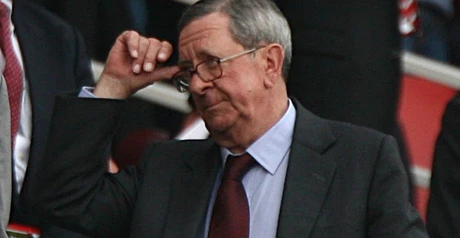 Chủ tịch Arsenal phải nhập viện