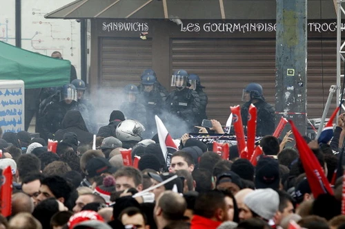  Lễ ăn mừng của PSG biến thành cuộc bạo động