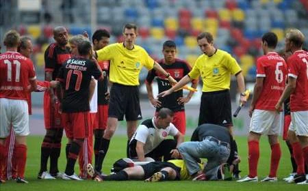 Cầu thủ Brazil đánh trọng tài Đức bất tỉnh