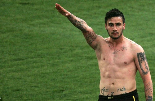 Chào kiểu "phát xít", cầu thủ bị cấm thi đấu suốt đời