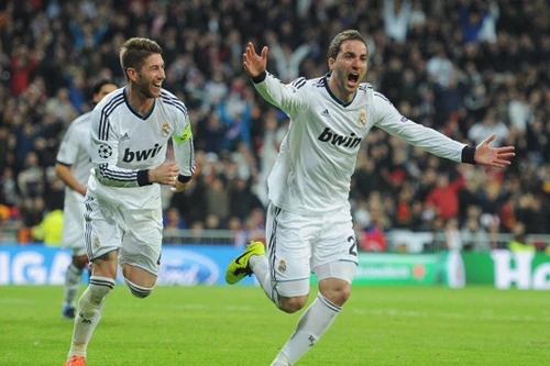 "Kền kền trắng" đặt một chân vào bán kết 